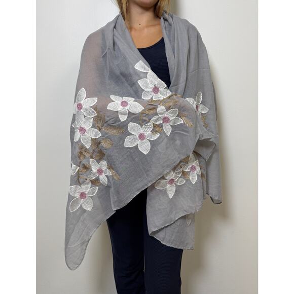 Sheer shawl adorned with beautifully embroidered white floral appliqués - Picture 3 of 4